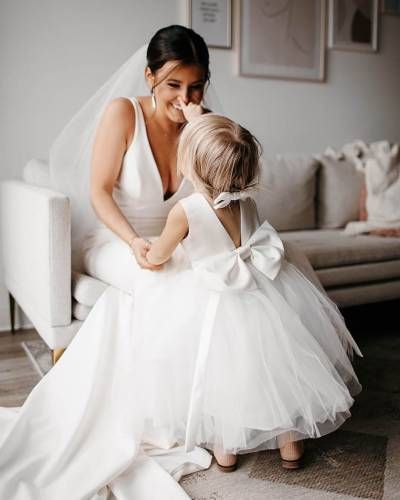 Flowergirl Wedding Pictures, Bride And Flowergirl Picture, Wedding Flowergirl Dress, Flowergirls Dress, Bride And Flower Girl, Wedding Vows Examples, Dress For A Wedding, Happy Bride, Wedding Picture Poses