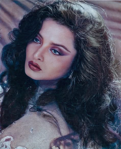 Rekha Portrait, Rekha Photoshoot, Rekha Makeup Look, Rekha Aesthetic, Rekha Makeup, Rekha Actress Style, Rekha Ji, Pakistani Makeup, Rekha Actress