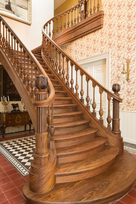 30 Amazing Wooden Stair Design Ideas For Your Home - Engineering Discoveries Reling Design, Wooden Staircase Railing, Wooden Staircase Design, Classic Staircase, Interior Art Deco, Luxury Stairs, درج السلم, Luxury Staircase, Wooden Staircase