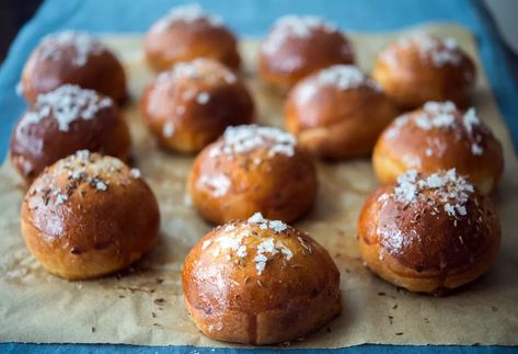 Bath Buns, Baking Bowl, Buns Recipe, Bun Recipe, British Food, Instant Yeast, Bread Rolls, Jane Austen, Scones