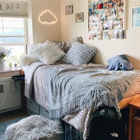 Dorm Room Aesthetic Color Schemes, Dorm Bedding Color Schemes, Dorm With Grey Bedding, Gray And White Dorm Room Ideas, Colourful Dorm Room, Dark Blue Dorm Room Ideas, Dorm Room Ideas Gray, Cozy Dorm Room Ideas Minimalist, Grey Dorm Room Aesthetic