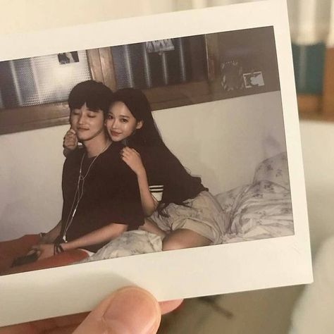 Kore Ulzzang, Korean Couples, Tamako Love Story, Polaroid Photo, 사진 촬영 포즈, Kpop Couples, Polaroid Pictures, Ulzzang Couple, Boy And Girl Best Friends