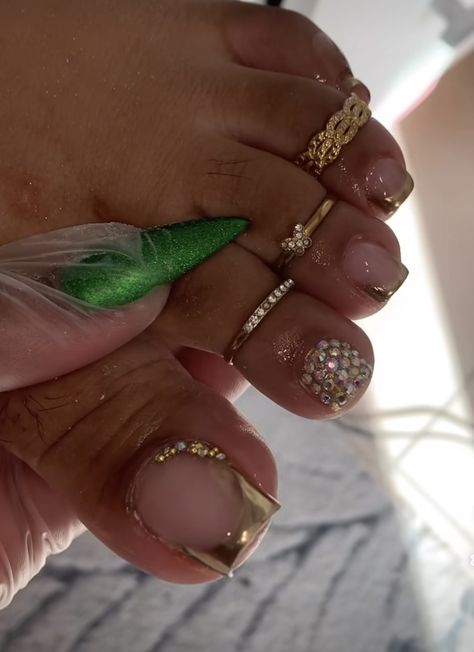 Gold Acrylic Toes, Nail Art Gold, Nails Feet, Gel Toe Nails, Acrylic Toes, Acrylic Toe Nails, Pretty Toe Nails, Cute Toe Nails, Bling Acrylic Nails