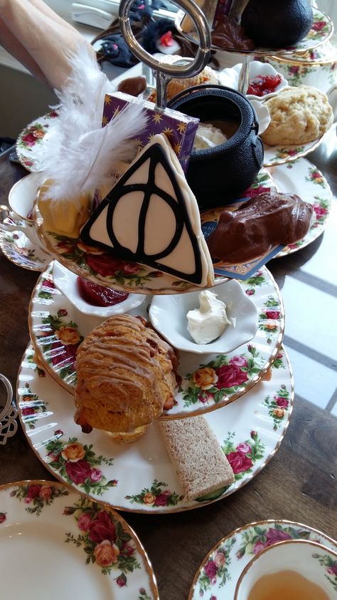 Harry Potter Afternoon Tea, Garden Tea House, Gothic Food, Harry Potter Tea Party, Tea Nook, Harry Potter Kitchen, Harry Potter Tea, Harry Potter Bridal Shower, Every Flavor Beans