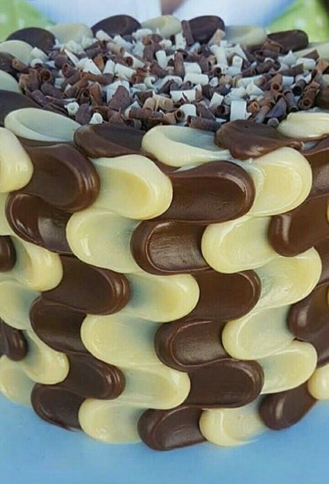 Interlocking Milk Chocolate and White Chocolate make this cake really unique looking Cake Side Designs, Rodjendanske Torte, Slice Cake, Just Cakes, Special Cake, Fancy Cakes, Double Chocolate, Cake Decorating Tips, Food Cakes