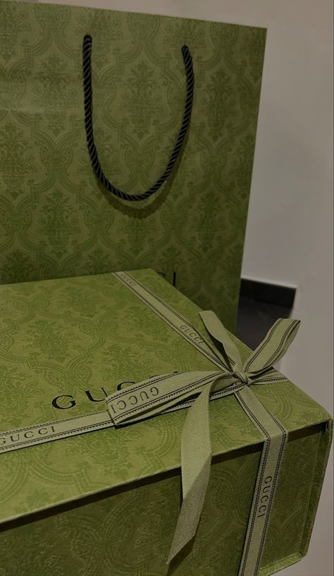 Gucci Gift Bag, Gucci Shopping Bag Aesthetic, Gucci Aesthetic Bag, Shopping Spree Bags, Gucci Bag Aesthetic, Gucci Unboxing, Gucci Dyonisus Bag, Gucci Packaging, Gift Gucci