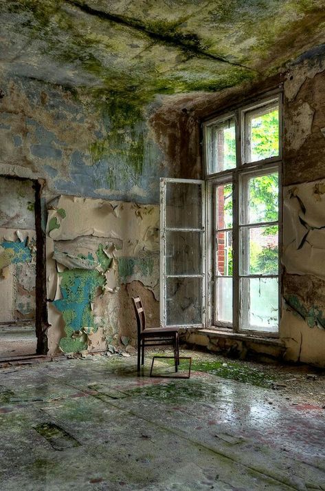 Decaying House, Decaying Buildings, Abandoned Asylums, Abandoned Property, Beautiful Ruins, Abandoned Hospital, Abandoned Mansions, Haunted Places, Abandoned Buildings