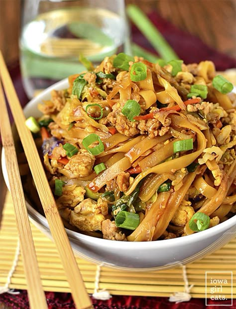 Potsticker Noodles Bowls are a gluten-free take-out fake-out recipe that tastes… Clean Eating Guide, Iowa Girl Eats, Gluten Free Recipes For Dinner, Noodle Bowl, Gluten Free Dinner, Beef And Noodles, Noodle Bowls, Asian Cooking, Rice Noodles