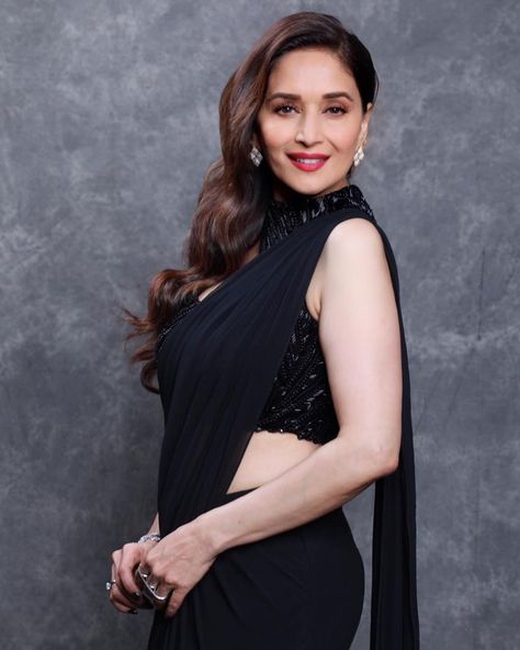 Image may contain: one or more people, people standing and closeup Modern Traditional Outfits, Maduri Dixit, Ankita Singh, Madhuri Dixit Saree, Black Sari, Actress In Saree, Bollywood Designer Sarees, Raveena Tandon, Sari Design