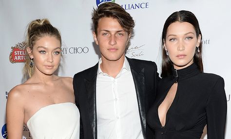 Anwar Hadid y Nicola Peltz Gossip Girl Series, Anwar Hadid, Yolanda Foster, Celebrity Siblings, Nicola Peltz, Housewives Of Beverly Hills, Beyonce Knowles, Mary Kate, Proud Mom