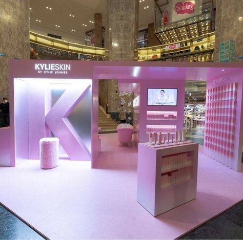 Kylie Pop Up Shop, Makeup Stand, Trajes Kylie Jenner, Retail Store Interior Design, Retail Space Design, Event Booth, Store Design Boutique, Stall Designs, Beauty Event