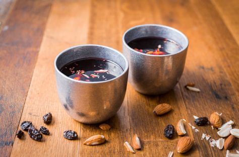 Norwegian Gløgg with raisins and sliced almonds Mulled Wine Recipe, Wine Recipe, Hot Cocktails, Spiced Wine, Hot Buttered Rum, Norwegian Food, Ginger Nut, Swedish Recipes, Winter Drinks