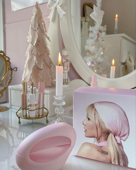 Mod Blush, Ariana Grande Anime, Ariana Grande Perfume, Pink Xmas, Ariana Grande Pictures, Pink Vibes, Eternal Sunshine, Everything Pink, Winter Aesthetic