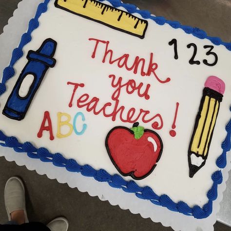 Teacher Appreciation Cake Ideas, Teacher Appreciation Cake, School Party Snacks, Teachers Day Decoration, Kindergarten Graduation Cake, Teacher Graduation Party, Teachers Day Cake, Message Cookies, Pastel Rectangular