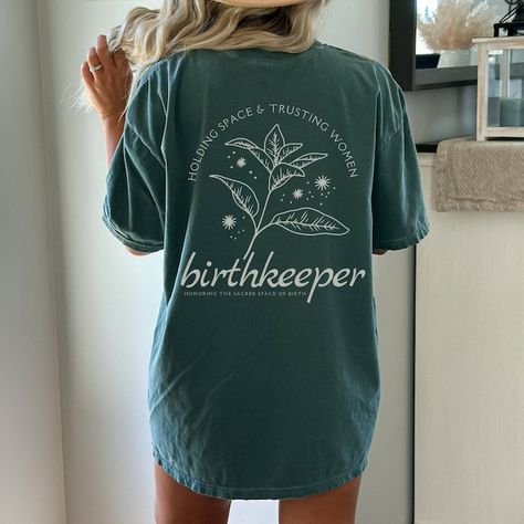 Birthkeeper Shirt Gift for birthkeeper BrightenBloomDesigns - Etsy Gift For Midwife, Doula Gifts, Vintage Shirt Design, Breastfeeding Shirt, Midwife Gift, Mother Baby Nurse, Nursing Shirts, Look Plus, Tshirt Colors