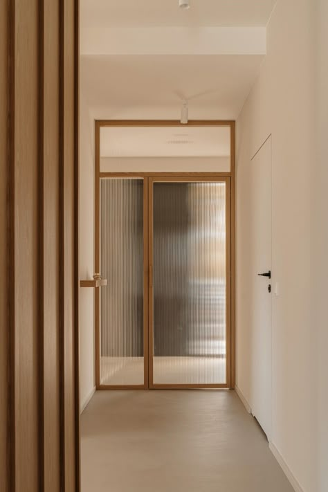 Glass Door Hallway, Reeded Glass Door, Minimal Door, Wood Entrance, Japandi Home, Japandi Living, Door Design Interior, 아파트 인테리어, Home Doors