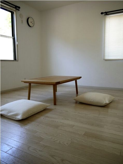 Extreme Minimalism, Minimalism Living Room, Floor Desk, Minimalist Bed, Minimalist Apartment, Minimalist House Design, Japanese Interior, Minimalist Room, Minimalist Interior Design