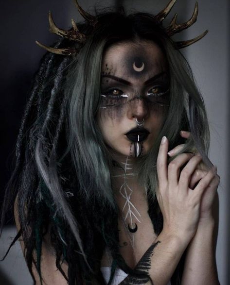 Dark Druid Makeup, Halloween Makeup Photoshoot, Norse Makeup, Dark Halloween Costumes For Women, Dark Costumes For Women, Moon Witch Makeup, Viking Witch Makeup, Witch Hairstyles Halloween, Evil Witch Makeup