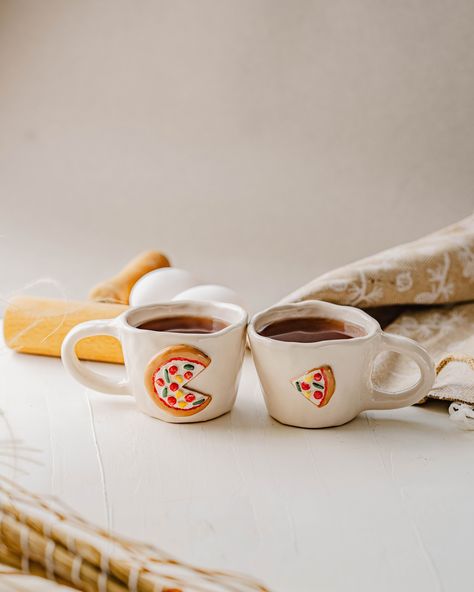 🍕✨ Celebrate your love for pizza with these unique handmade pizza-themed couple mugs! Perfect for couples or best friends, each mug is crafted with care and creativity, making it the ultimate gift for someone special. Every detail is handmade with love, so you can enjoy the fun of sharing every sip together. Whether it’s your morning coffee or evening tea, these mugs symbolize your bond in the most delicious way! 100% handmade, these mugs offer a personal touch and a unique style. Now availab... Handmade Pizza, Couples Coffee Mugs, Pizza Design, Mug Crafts, Coffee Cup Design, Engagement Gifts For Couples, Wedding Cups, Ceramic Pieces, Wedding Party Gift