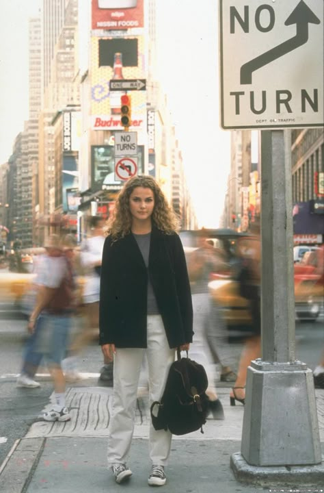 Felicity Season 1 Promo Shot Felicity 90s Fashion, Felicity Outfits, 90s Normcore, 90s New York, 90’s Outfits, I Love New York, Keri Russell, Nyc Aesthetic, Old Shows