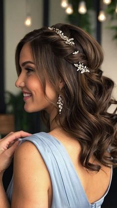 Curly Wedding Hair Medium Length, Bridal Look Hairstyles, Simple Wedding Hair For Medium Length, Simple Half Up Half Down Wedding Hair Medium Length, Engagement Hairstyles Medium Hair, Hair Styles For Wedding Medium Length, Brunette Bridesmaid Hair Half Up, Cute Hairstyles For Medium Hair For Weddings, Hairstyle Bridesmaid Half Up