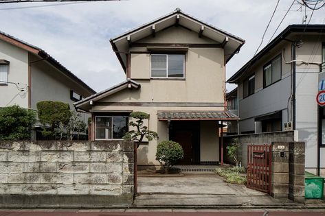 ROOVICE blends original + new architecture in 1970s japanese house refurb Old Japanese House, Small Stone House, Manga References, New Architecture, Timber Structure, Old Factory, Architect House, Japan Design, Japanese House