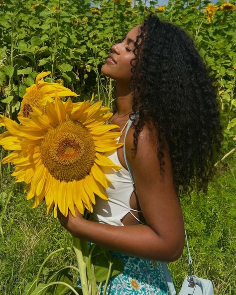 Iridessa Aesthetic, Iridessa Tinkerbell, Sunflower Shoot, Sunflower Field Photoshoot, Fairies Aesthetic, Tinkerbell Characters, 2024 Photoshoot, Sunflower Photoshoot, Disney Fairies Pixie Hollow