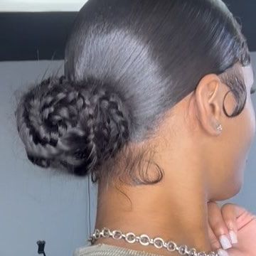 LA HAIR STYLIST🫶🏾 on Instagram: "Get intoooo this fishtail bun🤪😍😍 • • • #sleekhair #sleekponytail #braid #braidedponytail #lahairstylist #sleekbun #bun #babyhair #hair #lahair #explore #explorepage #evrythng1k #losangeles #losangeleshair #sleek #ponytail #sleekponytail #explorepage #evrythng1k #losangeles" Fishtail Braid Bun, Fishtail Bun, Future Hairstyles, Bun Bun, Ponytail Bun, Sleek Bun, Fishtail Braid, Sleek Ponytail, Low Ponytail