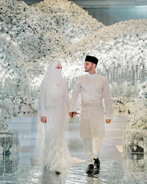 Neelofa kahwin @hrisismail @neelofa #harisxneelofa #NunHa Neelofa Wedding, Melayu Wedding, Niqabi Bride, Malaysian Wedding, Muslim Wedding Photos, Baju Kahwin, Nikah Outfit, Muslim Wedding Photography, Bahasa Jepun