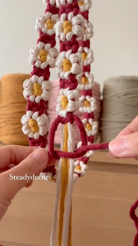 Diy Flower Keychain, Flower Macrame, Macrame Daisy, Macrame Camera Strap Pattern, Flower Macrame Keychain, Macrame Daisy Chain, Macrame Flower Lanyard, Macrame Daisy Chain Tutorial, Simpul Makrame