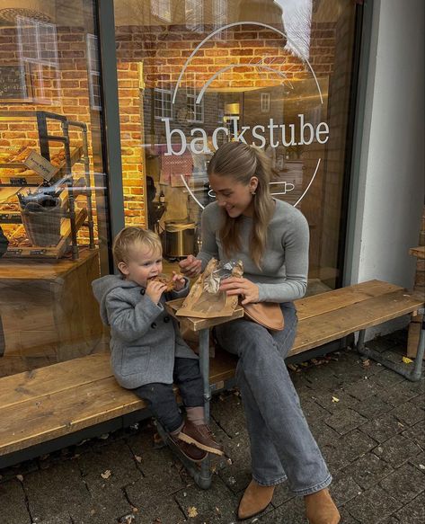 Family Aesthetic Photoshoot, London Mom Aesthetic, Toddler And Mom Aesthetic, Toddler Mom Aesthetic, Mom Vision Board, Outfits Cafe, City Mom, Newborn Mom, Mom Fall