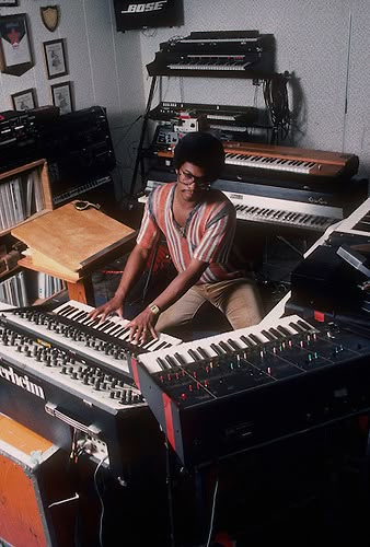 Barney Hurley on Twitter: "Herbie Hancock at his Los Angeles home studio in 1977 https://t.co/l6mwMGr7to" / Twitter Herbie Hancock Poster, Jazz Aesthetic, Jazz Photography, Studio Pics, Studio Pictures, Producer Studio, Herbie Hancock, Jazz Art, Afrocentric Art