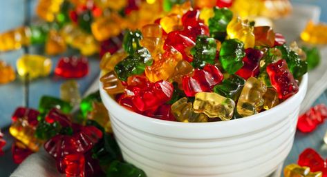 Bonbons gélifiés faits maison : une recette 100% naturelle sans additifs Vodka Gummy Bears, Homemade Gummy Bears, Bear Recipes, Cbd Gummies, Jello Recipes, Shark Tank, Gummy Bears, Gummy Candy, 3 Ingredients