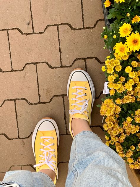 Yellow Converse Outfit Ideas, Yellow Sneakers Aesthetic, Cute Shoe Pics, Yellow Converse Aesthetic, Yellow Converse Outfit, Converse Rainbow, Converse Yellow, Converse Aesthetic, Yellow Converse