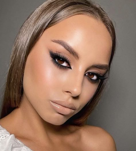 Women's Semi Formal Outfits, Make Ip For Brown Eyes, Olive Smokey Eye, Strong Makeup Look, Prom Guest Outfit, Black Eyeshadow Makeup Looks, Smokey Eye Full Face Makeup, Smookie Eyes Makeup, Smokey Eye Cat Eye