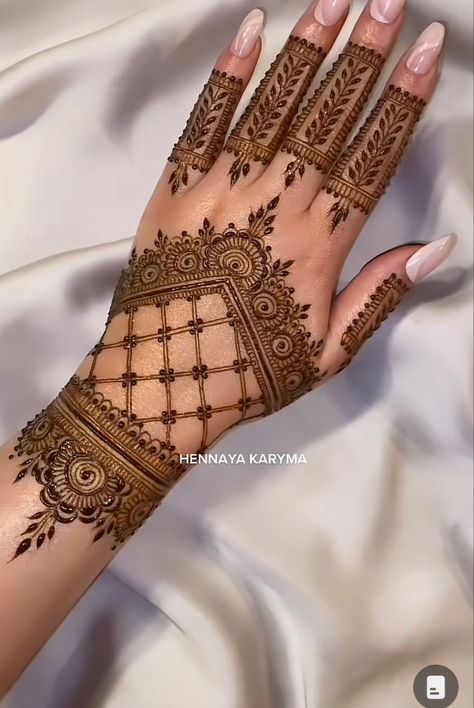 Mendhi Designs Elegant Front Hand, Mendi Design Latest, Mehendi Back Hand Designs, Mehandi Designs Aesthetic, Heena Mehendi Designs, Henna Design Hand, Henna Design Simple, Aesthetic Henna, Henna Hand Designs