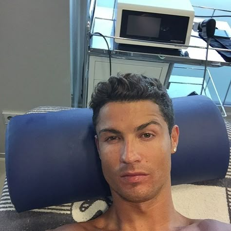 Vê esta foto do Instagram de @cristiano • 989.1 m gostos Zesty Ronaldo, Ronaldo Selfie, Cr7 Jr, Cristiano Ronaldo Junior, Ronaldo Junior, Ronaldo Real Madrid, Ronaldo Real, Ronaldo Football, Ronaldo Cristiano