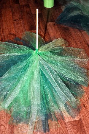 Great Crafts: Fluffy tulle Christmas tree - Greater Long Island Tulle Christmas Trees, Cheap Christmas Trees, Tulle Crafts, Deco Mesh Christmas Wreaths, Brush Trees, Dollar Tree Christmas, Christmas Tree Crafts, Cheap Christmas, Holiday Crafts Christmas