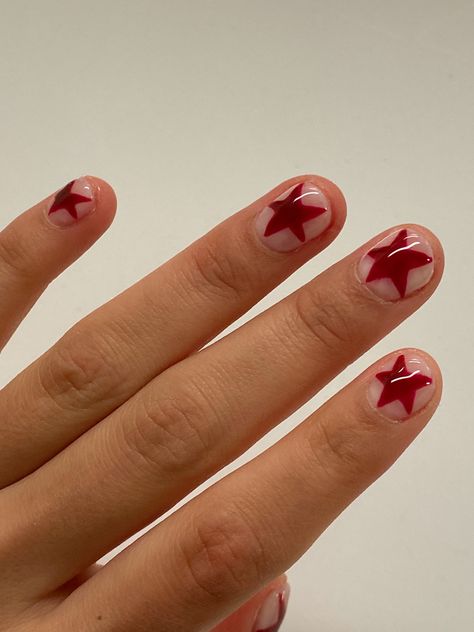 Star Nails Sticker, Star Nails Natural, Nail Design Red And White, Vintage Star Nails, Short Summer Nails Aesthetic, Stars On Short Nails, Short Mail Inspired, Stargirl Nails Red, Short Gel Nails Stars