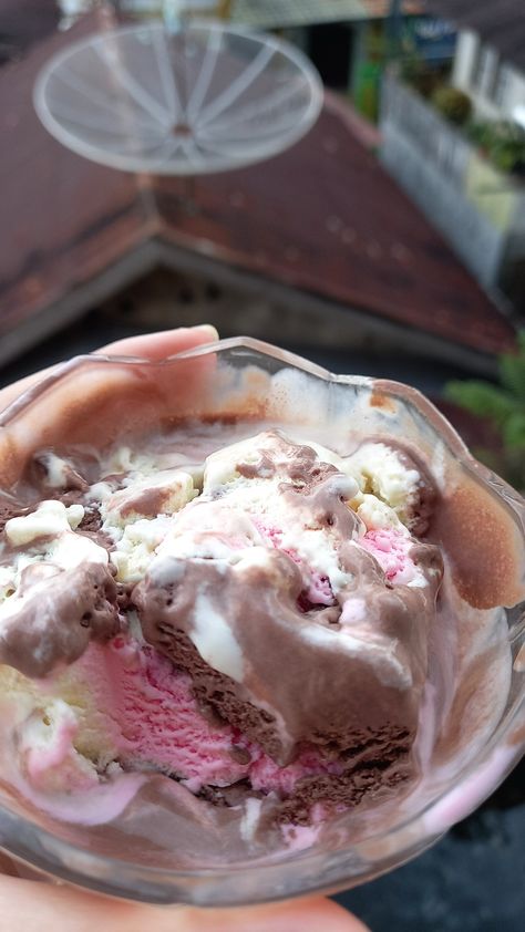 ice cream in a bowl :3 Ice Cream In A Bowl, Rebecca Serle, Bowl Of Ice Cream, Agua Fresca, Food Therapy, Ice Cream Bowl, A Bowl, Ice Cream, Bowl