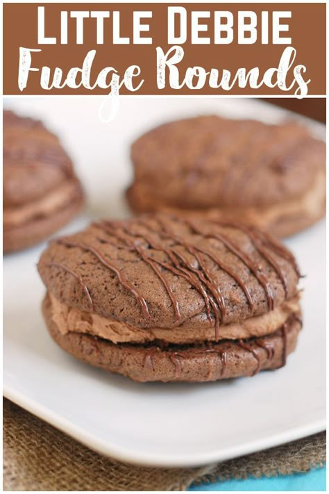 Fudge Rounds – a homemade copycat recipe of the classic Little Debbie treat! Soft chocolate cookies with chocolate buttercream and a chocolate drizzle. Fudge Rounds, Soft Chocolate Cookies, Fake Ginger, Soft Chocolate Cookie, Debbie Snacks, Little Debbie, Homemade Fudge, Chocolate Drizzle, Chocolate Buttercream