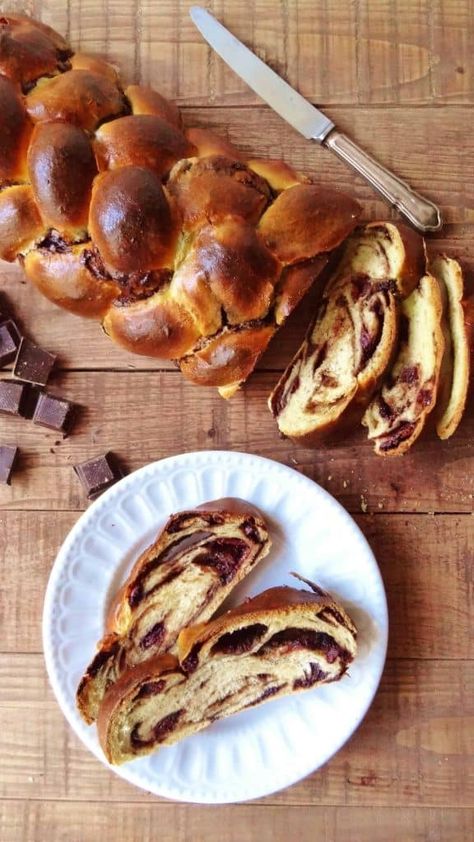 Shabbat Recipes, Challah Bread Recipes, Jewish Holiday Recipes, Braided Bread, Biscuit Rolls, Challah Bread, Egg Yolks, Jewish Recipes, Challah