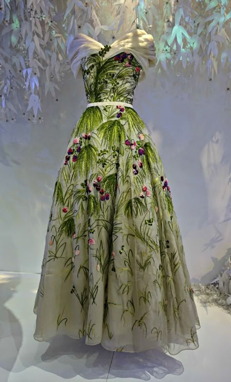 Vintage Dior Dress, Dior Couture Gowns, Skincare Retinol, Christian Dior Gowns, Floral Embroidered Gown, Dior Exhibition, Retinol Skincare, Christian Dior Dress, Dior Dresses