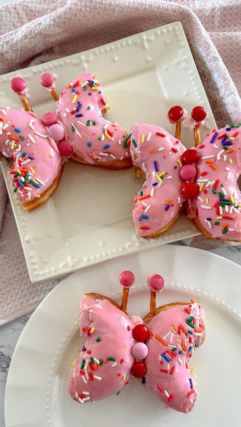 Lacie Nicole | Turn doughnuts into butterflies 🦋 #doughnuts #butterflies #foodie #foodart #sweettooth #kidapproved | Instagram Butterfly Donut Ideas, Summer Donut Ideas, Themed Breakfast Ideas, Make Butterflies, Donut Theme Party, Kids Food Crafts, Doughnut Party, Kids Tea Party, Easy Sweets