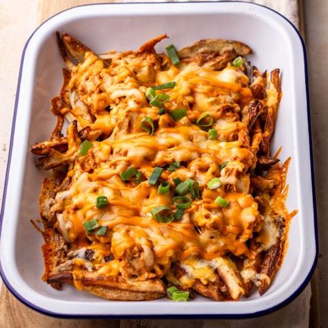 BBQ PULLED CHICKEN LOADED FRIES Bbq Chicken Loaded Fries, What To Do With Pulled Chicken, Loaded Fries Chicken, Crispy Homemade Fries, Chicken Loaded Fries, Pulled Chicken Tacos, Bbq Pulled Chicken, Fakeaway Recipes, Homemade Fries