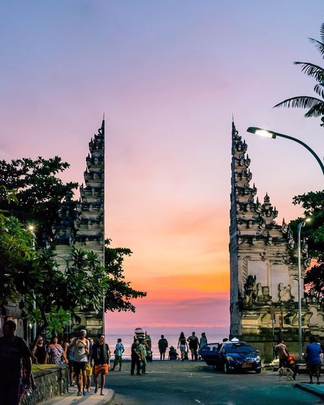 The famous gate at the famous Kuta Beach ❤️💙🧡 Photograph @kavenb ➖➖➖➖ TAGS WHO MISS KUTA BEACH SO MUCH 🤙🏻🤙🏻 ➖➖➖➖ Explore Bali and Beyond… Bali Aesthetic, Voyage Bali, Kuta Beach, Bali Holidays, Gili Trawangan, Bali Beaches, Bali Island, Famous Beaches, The Secret Garden