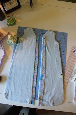 DIY Sleepsack (Hurray! Sleep!!) Sleepsack Pattern, Diy Baby Sleeping Bag, Fleece Blanket Edging, Toddler Sleep Sack, Wearable Blankets, Mommy Diy, Baby Clothes Patterns Sewing, Baby Kleidung, Sac Diy