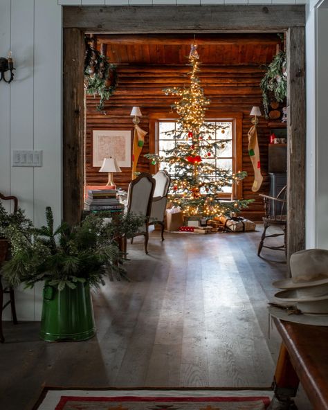 A tranquil Wyoming log cabin with an unexpected French sophistication | House & Garden Wilson Wyoming, Log Cabin Christmas, Paper Christmas Decorations, Cabin Christmas, Pink Sofa, Rustic Lodge, Western Design, Industrial Lamp, Cozy Cabin