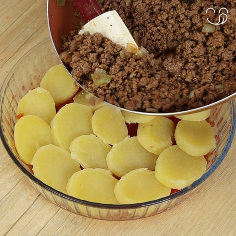 Potatoes With Hamburger Meat, Meat Over Potatoes, Yum Makers Recipes Potatoes, Hamburger Meat Potatoes Recipes, Yummakers Potatoes, Potato Recipes With Meat, Mince And Potato Recipe, Meat Potatoes Dinners, Meat And Potatoes Casserole