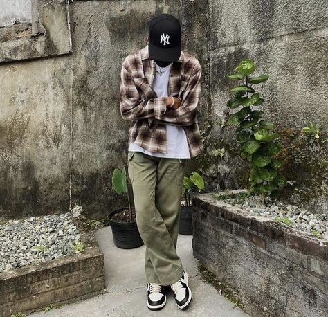 Brown Fitted Hat Outfit Men, Brown Flannel Outfit Men, Outfits With Fitted Hats, Brown Flannel Outfit, Fitted Hat Outfit, Flannel Streetwear, Masc Fits, Olive Cargo Pants, Hat Outfit Men